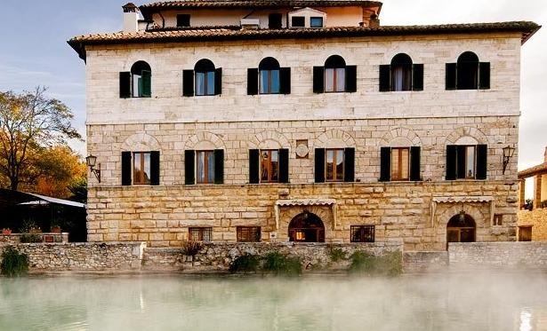 Palais Renaissance et piscine thermale de la retraite yoga à Bagno Vignoni en Toscane